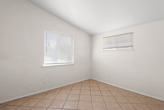 Building Photo - 1600 Sumac Dr