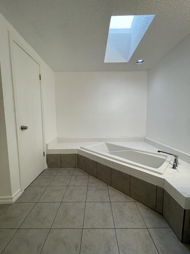 Building Photo - 2134 Lonnie Ln