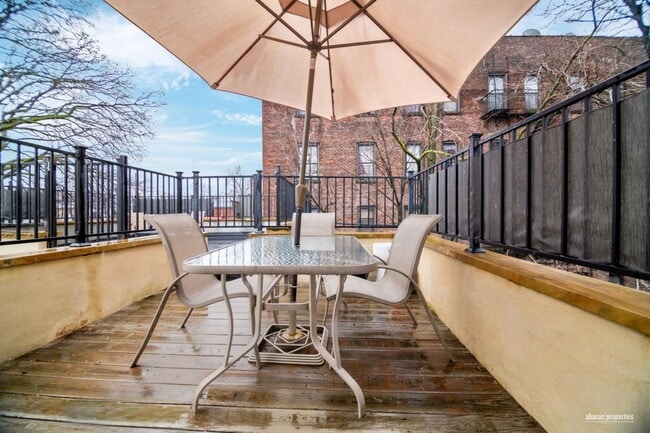 Building Photo - 2+ Bedroom with Private Deck