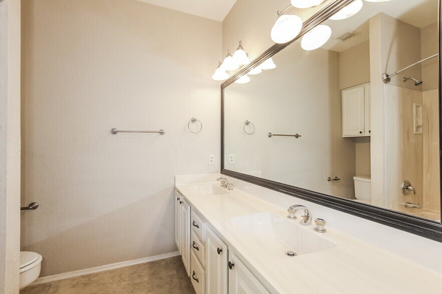 Building Photo - 6709 W Topeka Dr