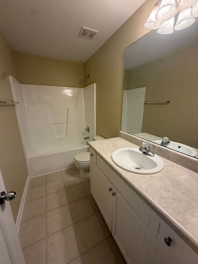 Building Photo - Spacious 3 bedroom 2.5 bath end unit townhome!