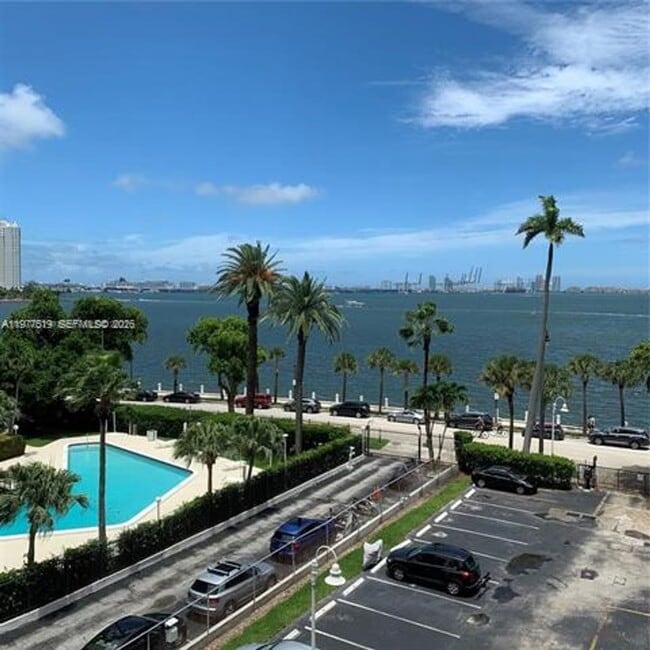 Building Photo - 1420 Brickell Bay Dr