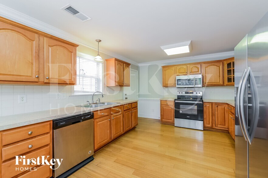 Building Photo - 5819 Willowdale Dr