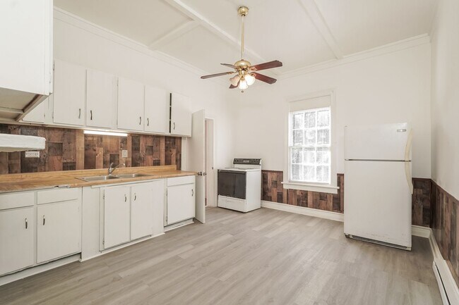 Building Photo - Quaint 2 bedroom located in historic Augusta!