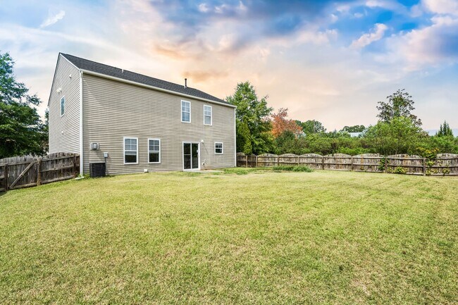 Building Photo - Beautiful 4 bedroom 2.5 bath with Fenced Y...