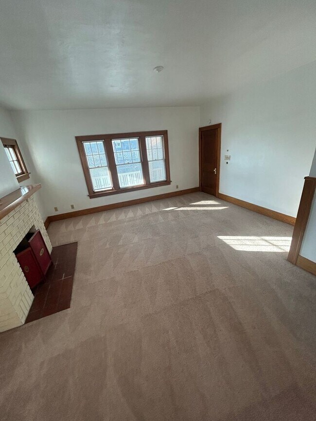 Building Photo - 1439 Vassar Dr