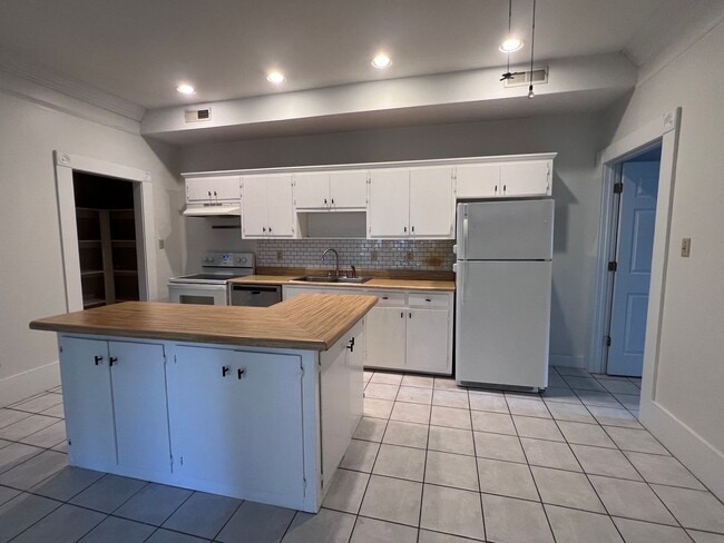 Building Photo - For Rent