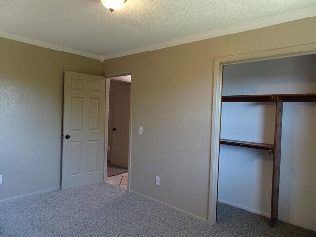 Building Photo - 600 Oak Creek Dr