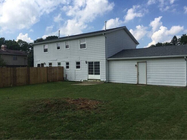 Building Photo - 3 bedroom 1.5 bath townhouse - Ask about our security deposit alternative!!