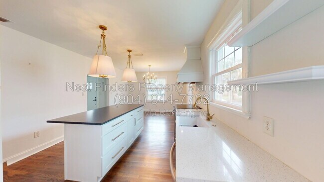 Building Photo - 2215 Larchmont Rd