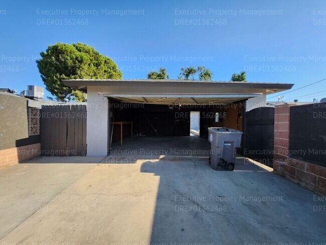 Building Photo - 3 bedroom/ 2 bathroom home located near th...