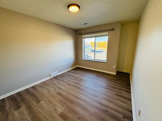 Building Photo - 395