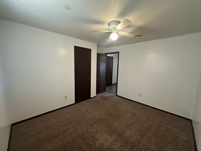 Building Photo - Spacious 4 bed, 1.5 bath