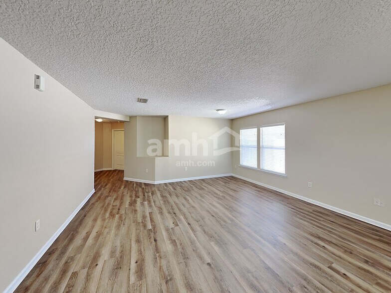 Building Photo - 11501 Brian Lakes Dr N