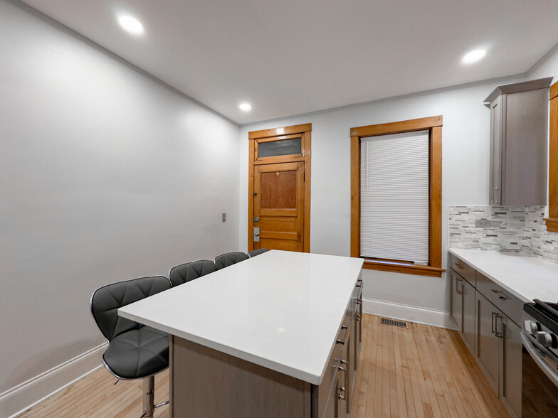 Building Photo - 4322 W Kamerling Ave