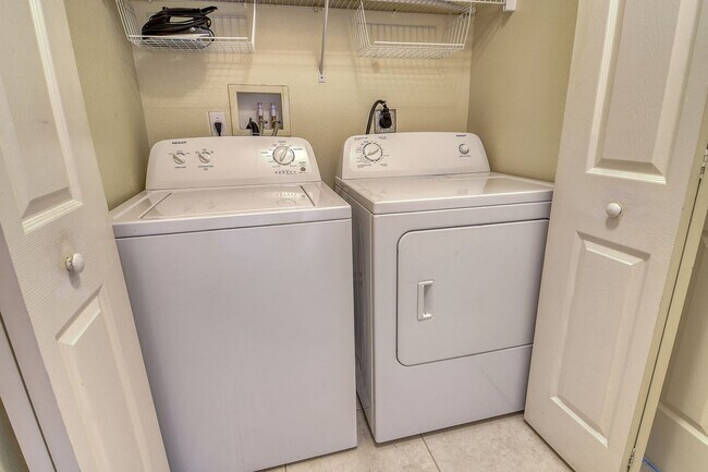 Building Photo - Spacious 3 bedroom, 2 bath condo with a lake view in Palmer Ranch