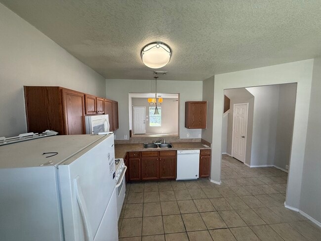 Building Photo - 2114 Vlg Xing Trl