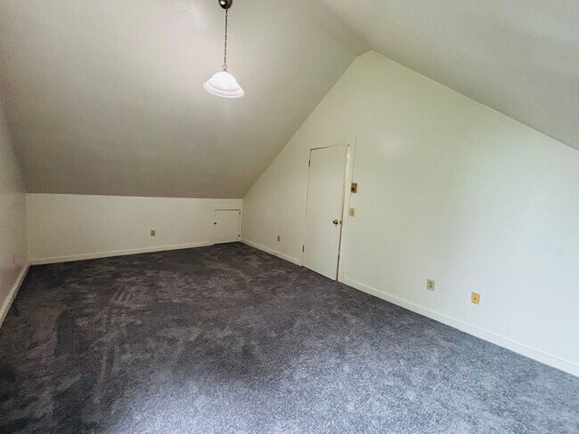 Building Photo - 653 Village Ln