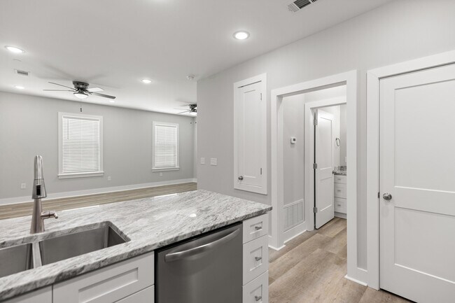 Building Photo - 305 Okaloosa Ave