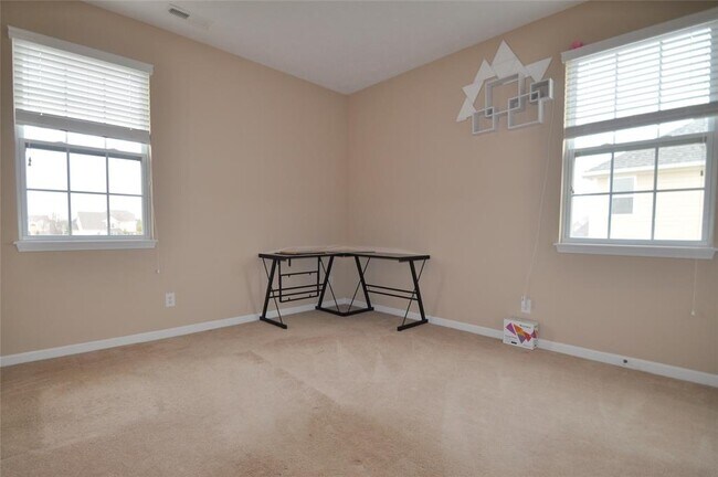 Building Photo - 2556 Diamond Lake Dr