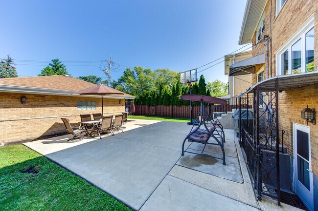 Building Photo - 1315 N Northwest Hwy