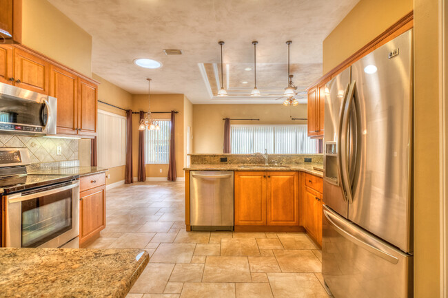 Building Photo - Stunning Pool Home in Town Park!