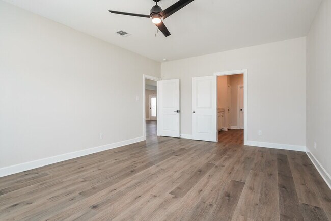 Building Photo - 244 Live Oak Ln