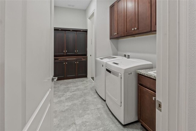 Building Photo - 2460 Promenade Dr