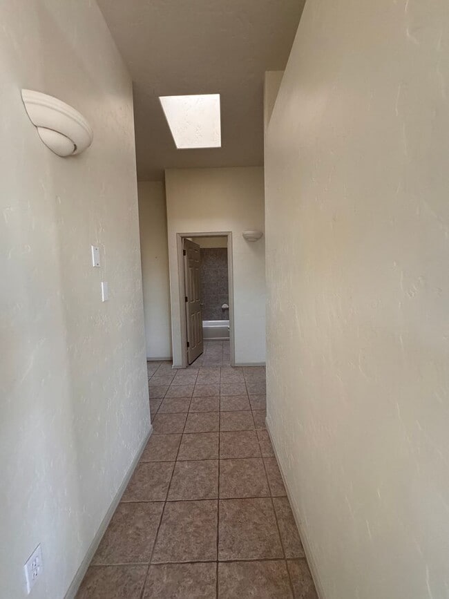 Building Photo - Adorable Towhhome Located off Foothills