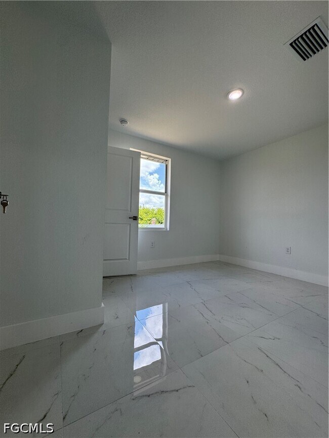 Building Photo - 3015 4th St SW