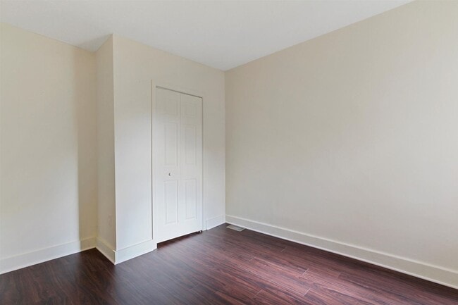 Building Photo - Spacious 5 Bedroom, 2 Bath Home in York City!