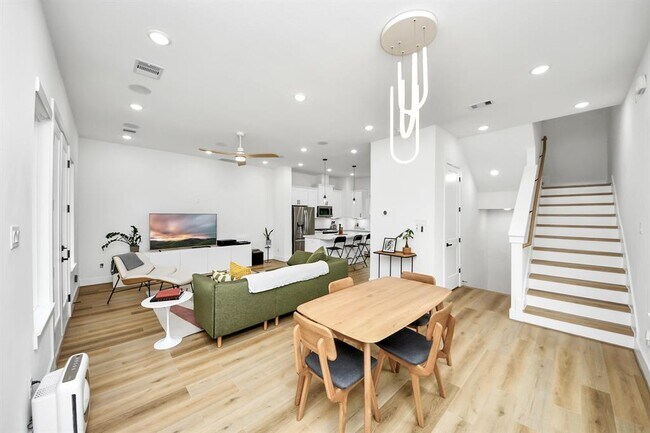 Building Photo - 3022 Live Oak St