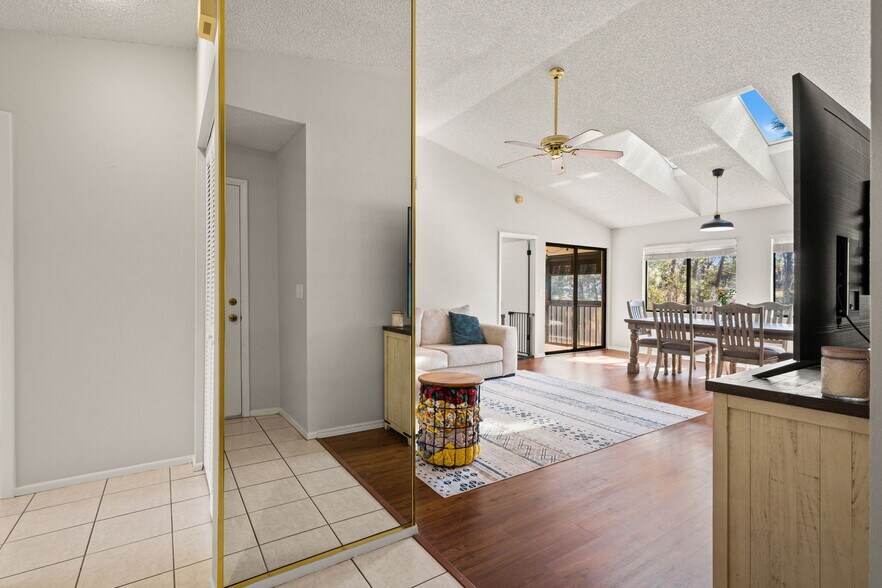 Building Photo - 8006 Picketts Ct