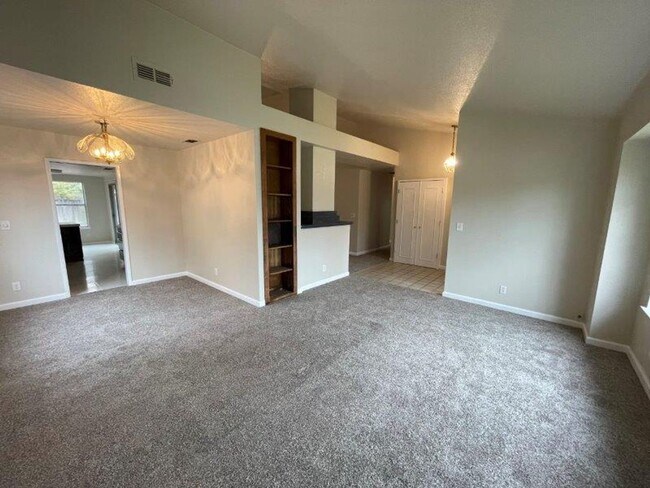 Building Photo - Fabulous 3 Bed 2 Bath home in the Heart of Elk Grove