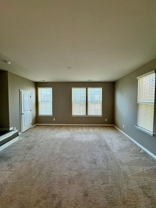 Building Photo - 3BR/2.5BA End Unit Townhome