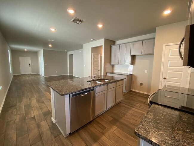 Building Photo - Fabulous 4/2 single story conveniently loc...