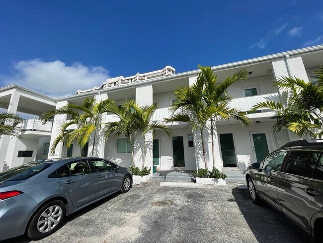 Building Photo - 1385 NE 105th St