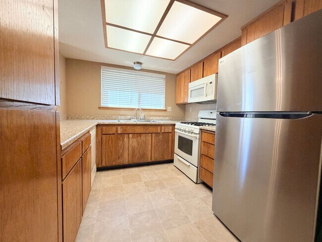 Building Photo - Charming Two-Story Petaluma Home – Private Yard & Community Amenities