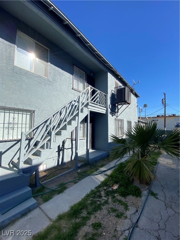 Building Photo - 1711 Santa Paula Dr