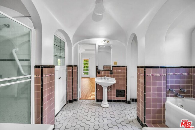 Building Photo - 10630 Wellworth Ave