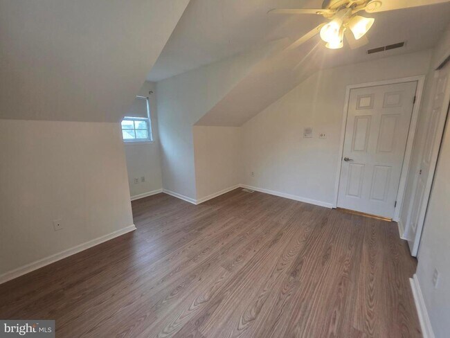 Building Photo - 138 Persimmon St