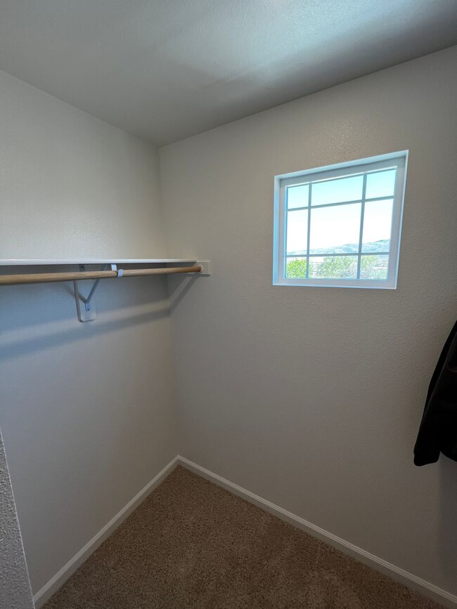 Building Photo - Furnished Rent in South Reno