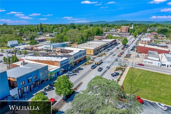 Building Photo - 710 Evelyn Dr