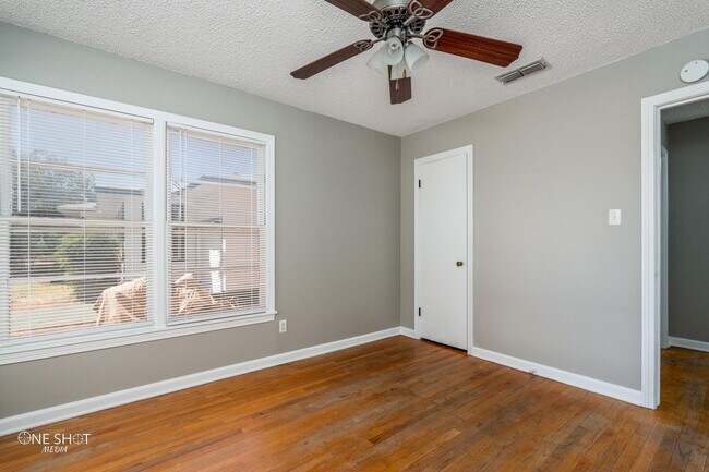 Building Photo - 1002 S San Jose Dr