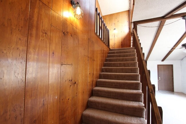 Building Photo - Eastside Country Club 3-Bed Townhome with Vaulted Ceilings