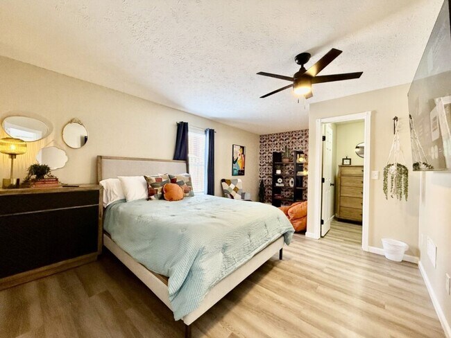 Building Photo - Freshly Renovated Home With Man Cave In Trenton OH