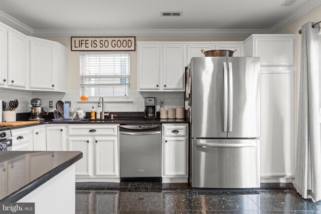 Building Photo - 221 Lookout Pl