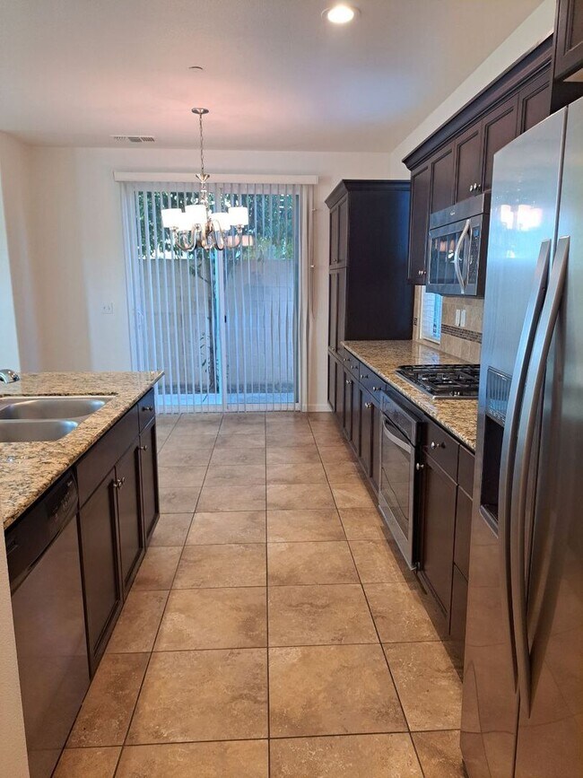 Building Photo - 1504 N Vanguard Way