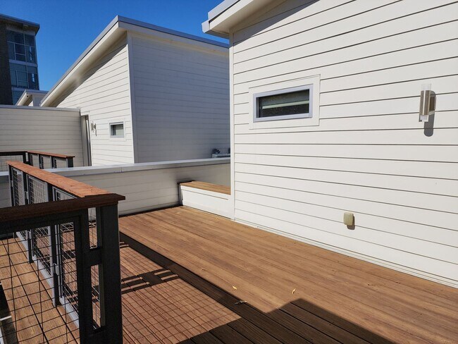 Building Photo - Contemporary Townhome East side of Downtow...