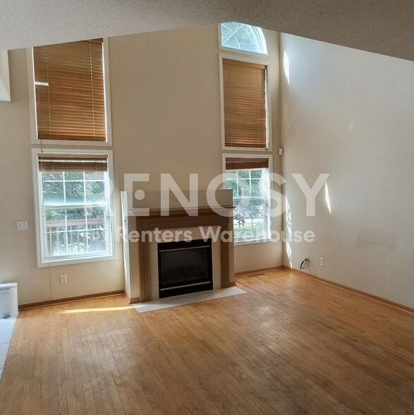 Building Photo - 15284 Florist Cir